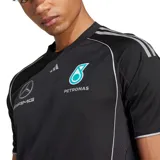 Remera deportiva de manga corta color negro, diseñada para el equipo Mercedes-AMG PETRONAS F1 Team. Confeccionada con tecnología AEROREADY para la gestión de la humedad, incluye logotipos de patrocinadores en el pecho y las clásicas tres tiras de Adidas en los hombros.