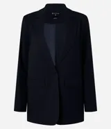 Blazer oversized de corte sastre con raya de tiza, confeccionado en poliéster y viscosa certificada, con cierre delantero sencillo.