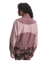 Campera deportiva Under Armour Rival Woven para mujer, color lila y blanco, con cierre frontal, cuello alto y logo bordado en el pecho.