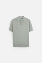 Polo de hombre color verde claro, de punto con mezcla de viscosa, corte regular, cuello solapa con cierre de botonadura y manga corta.