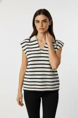 Remera de algodón a rayas horizontales blancas y azul marino, de corte ajustado, manga corta y cuello en V con solapas.