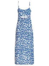 Vestido midi de tirantes finos con estampado abstracto en tonos celeste y blanco. Presenta un corte en la zona del abdomen. Marca Animale Jeans.