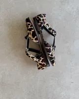 Mocasín negro de cuero vacuno con diseño elegante y punta cuadrada.