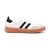 Championes deportivos blancos con detalles en negro y suela de plataforma color salmón. Presentan tres tiras negras en el lateral y refuerzo de gamuza gris en la puntera.