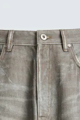 Pantalón de jean gris con corte holgado y efecto lavado en toda la prenda.