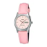 Reloj Casio para mujer con correa de cuero rosa, esfera rosa de 25mm y caja plateada de acero. Incluye calendario y es resistente al agua (3 ATM).