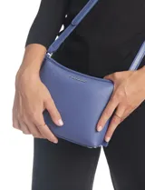 Cartera bandolera Tahari modelo Cooper, color azul, confeccionada en ecocuero con textura granulada. Cuenta con asa larga regulable, compartimento principal con cierre, bolsillos internos y un monedero extra con cierre.