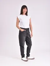 Pantalón jean negro de tiro alto, corte amplio y tobillos ajustados.