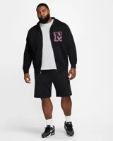 Campera negra con capucha y cierre frontal, con logo de Nike bordado en blanco en el puño izquierdo y una letra N grande en el pecho con borde naranja y relleno azul.