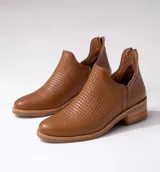 Botín de cuero vacuno color marrón con diseño tejido, taco de madera de 4cm y cierre en el talón.