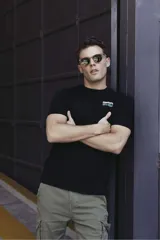 Remera blanca de algodón con cuello redondo y manga corta. Estampa pequeña en el pecho con un sol y texto.