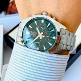 Reloj Casio Edifice EFV630D-3AVUDF con caja y pulsera de acero inoxidable color plateado, esfera verde con detalles en blanco y rojo, cronógrafo, calendario y resistencia al agua 100m.