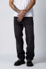 Jean negro de corte mom oversize.