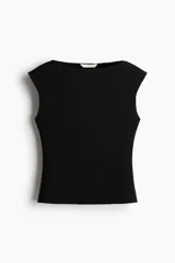 Remera negra de punto pesado, entallada, con escote bote y mangas japonesas.