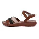 Sandalia negra con plataforma baja, tiras cruzadas y hebilla lateral.