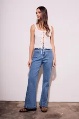 Pantalón de jean azul de corte flare y tiro medio.