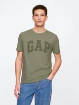 Remera blanca de algodón con logo GAP estampado en azul marino en el frente.