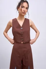 Chaleco marrón con escote en V y cierre frontal con botones.