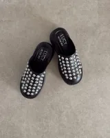 Zuecos negros con tachas plateadas, marca Lucy in the Sky.