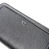 Fichero (billetera grande) negro de material sintético (PU) con cierre perimetral. Presenta un logo metálico plateado con las letras "XL" en el frente. Posee 13 compartimientos internos, uno de ellos con cierre.