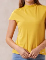 Remera amarilla de algodón con cuello alto.