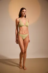 Bombacha vedetina negra con textura acanalada.