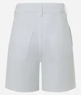 Short blanco de tiro alto, confeccionado en sarga de algodón.