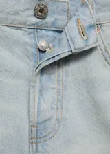 Short de jean celeste claro con cintura alta y terminación desflecada.