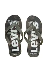 Chinelas Levi's con estampado de camuflaje en tonos verde, marrón y negro. Tiras de goma color verde oliva con logo de la marca en blanco.