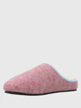 Pantuflas grises de fieltro con plantilla de fieltro y borde superior celeste.