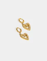 Par de aros dorados con forma de argolla y dije colgante de corazón con perlas. El cierre es a presión.
