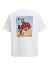 Camiseta blanca de manga corta y cuello redondo con estampado de un jinete a caballo en la espalda.