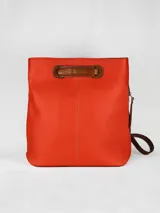 Mochila de cuero graneado color verde oscuro con detalles en cuero color marrón. Cuenta con un bolsillo exterior y un bolsillo interior con cierre, además de un compartimento interno para celular.