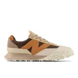 Championes New Balance unisex modelo XC-72, con capellada de gamuza color beige, detalles en marrón y naranja, y suela texturizada color crema.