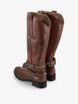 Bota media de cuero color marrón con detalle de tachas plateadas y correa ajustable alrededor del tobillo.