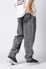 Jean negro de corte mom oversize.