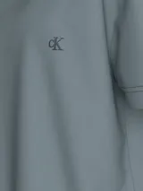 Remera celeste de corte relaxed, cuello redondo y mangas cortas. Presenta logo CK bordado en el frente y logo Calvin Klein Jeans en relieve en la espalda.