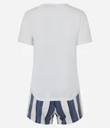 Conjunto de pijama short doll confeccionado en viscosa sostenible. Incluye una blusa de manga corta con cuello redondo y estampado con la frase "visualize the life you want to have", y un short rayado con cintura elástica.