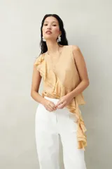 Top blanco de tencel sin mangas, de corte asimétrico, con volados en diagonal.