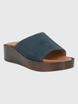 Sandalia de cuero negra con plataforma y capellada ancha.