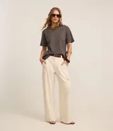 Remera blanca oversized de mangas cortas, confeccionada en algodón peruano, con cuello redondo y sin estampa.