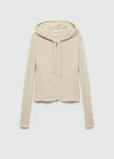 Cárdigan color crema de tejido de punto acanalado, con capucha con cordón ajustable y cierre frontal con cremallera.