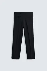 Pantalón de vestir negro slim fit confeccionado en tejido de lana de origen italiano. Cuenta con bolsillos frontales y traseros de vivo con botón. Cierre frontal con cremallera y botón. Colección especial Origins.