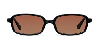 Lentes de sol con montura rectangular de bordes redondeados en color negro y cristales polarizados de color marrón. Presentan un diseño de perfil fino con el logo dorado de la marca Meller en las patillas y ofrecen protección UV400.