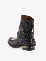 Bota corta de cuero bovino, estilo motociclista o biker, con efecto desgastado en tonos negro y gris. Presenta caña arrugada y detalles de tachas redondas en la parte trasera del tobillo. Cierre con cremallera lateral.