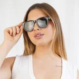 Lentes de sol negros con montura cuadrada y detalles metálicos dorados en las esquinas.