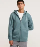 Hoodie con cierre frontal, capucha y bolsillos canguro, color verde azulado. Presenta un pequeño estampado vertical en el lado izquierdo del pecho.