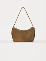 Cartera tipo bandolera color gris oscuro, realizada en cuero ovino, con cierre metálico y forro de poliéster jacquard. Tiene doble bolsillo frontal con cierre imantado y apliques metálicos níquel. Incluye correa corta de cuero para usar al hombro.