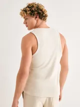 Musculosa ajustada de hombre, color beige, con tejido acanalado (ribbed).