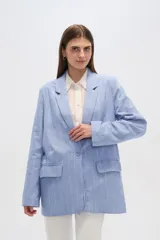 Blazer color blanco con rayas verticales finas, cuello solapa, bolsillos frontales y corte clásico. Confeccionado en lino.